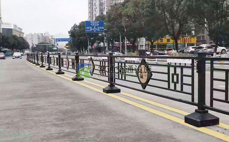 帶鍍鋅板造型道路中心隔離護(hù)欄