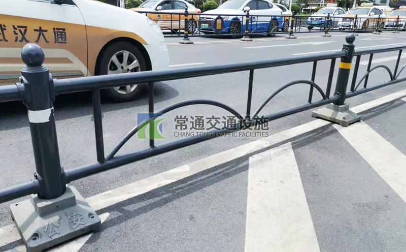 大圓管道路中心隔離機非隔離彎弧護(hù)欄